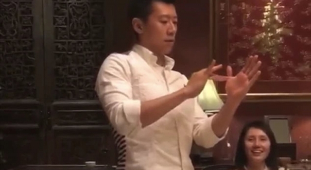袁泉看夏雨变魔术 满眼爱意藏不住 网友：这夫妻太低调