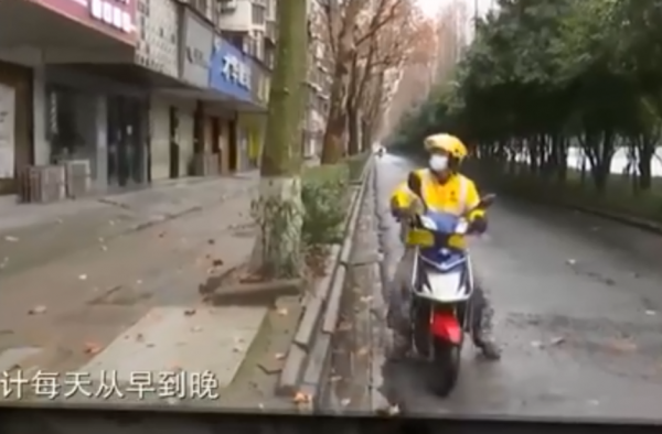 武汉外卖骑手老计没活了 网友：第一次觉得失业还挺好