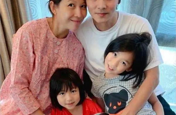 张晋9个月大小儿子罕曝光，扶门站立与父对视，不见蔡少芬引热议
