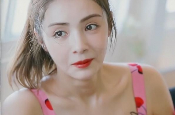 明星上镜脸白全靠滤镜？看清麦迪娜和路人的肤色对比，太真实了