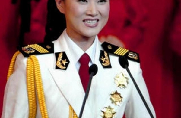 科级干部因熊抱宋祖英被免职拘留，3年后接受采访：心有余悸