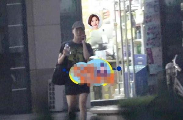 36岁王珞丹素颜现身，黑眼圈厚重，发际线危险再度撞脸葛优