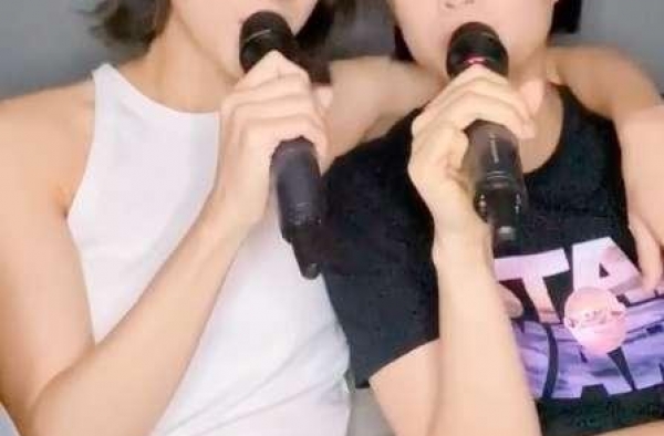 争视后也不影响姐妹情！胡杏儿钟嘉欣合体唱K，二人颜值齐在线