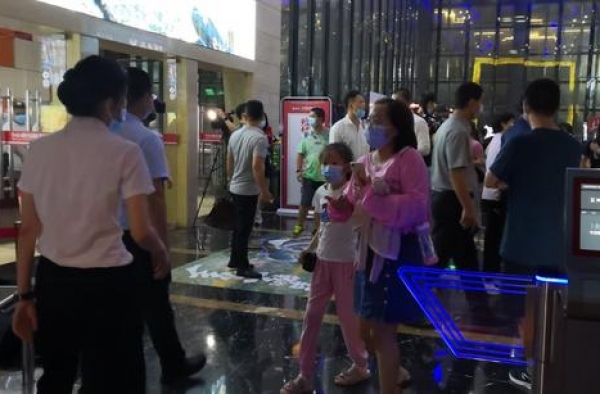 海口影院开放至50%《八佰》点映上座率达上限