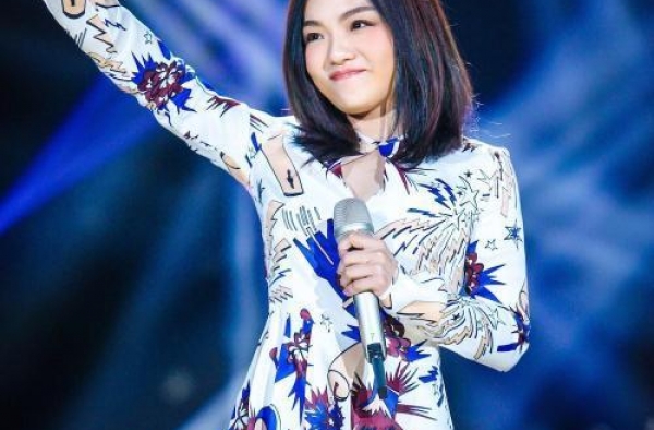 徐佳莹怀孕怀了个寂寞！穿高跟鞋上台，挺5个月孕肚又唱又跳