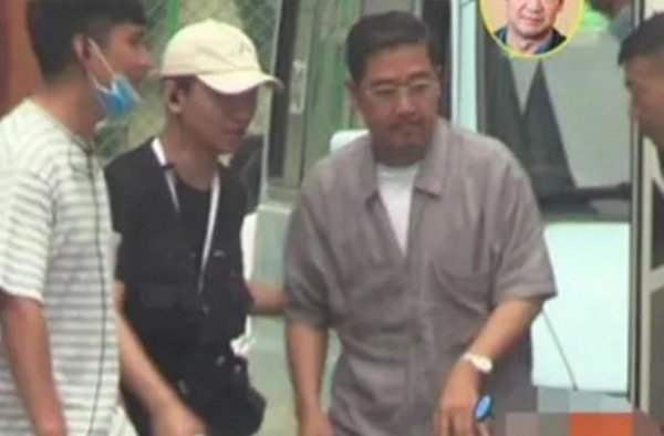 65岁张国立近况，头发花白驼背明显，下车需搀扶状态大不如前