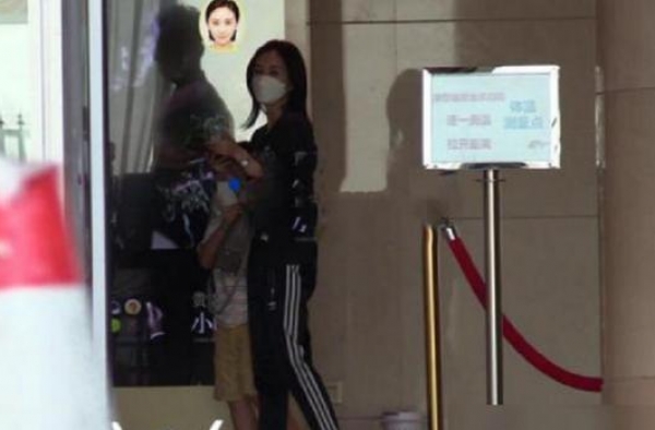 王子文带儿子现身？和神秘男孩太亲昵，传隐婚多年老公疑是富二代