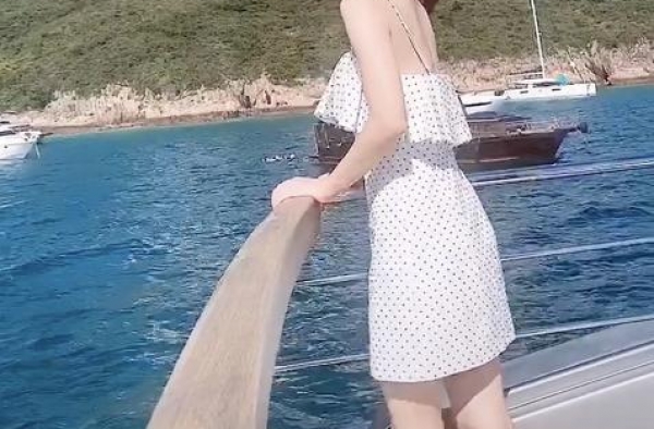 方媛一味的装清纯，不如熊黛林真实，气质更不是一个档次