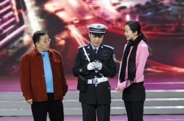 知名主持人周炜近照曝光，和老婆站一起仿佛两代人，他怎么了？