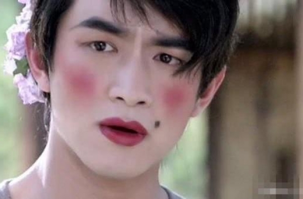 男明星的女装照：认出了易烊千玺和吴亦凡，看到肖战好像恋爱了！