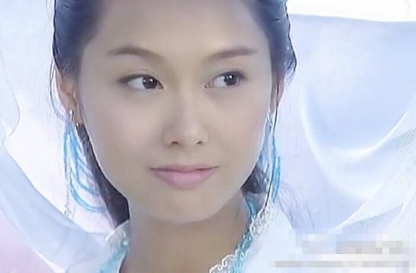 朱茵颜值才是被高估了，剧中出演天下第一美女，结果还没有女配美