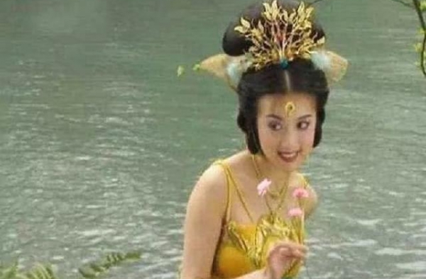 她一辈子只演小角色，过生日向华强全家到场，章子怡不敢参加