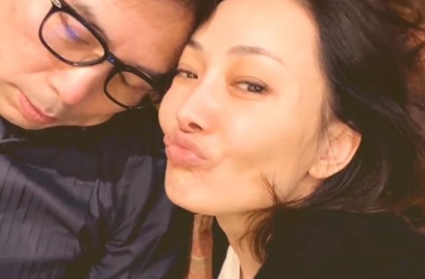 老公比从前老太多她却没变！47岁牛莉晒和老公合照，被认成父女