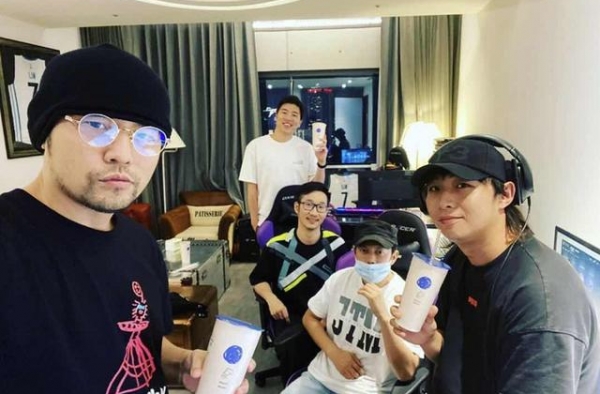 周杰伦有多爱“电竞”？为赢比赛熬夜打游戏，还不忘请朋友喝奶茶