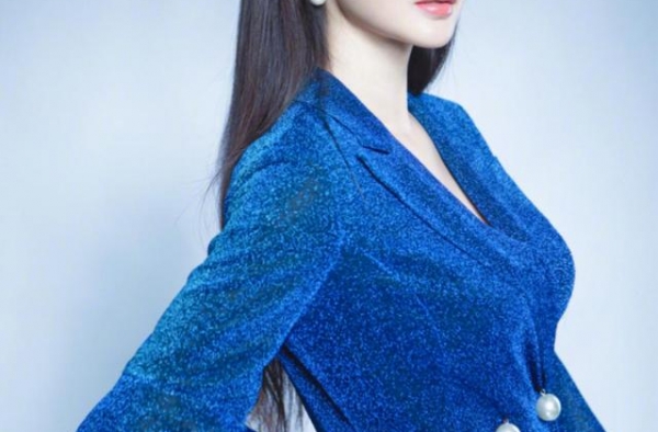 性感女神柳岩无人爱！猛烈追求黄灿盛被拒绝，屡遭圈外男友抛弃
