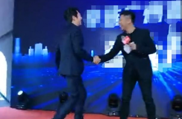 朗朗胡海泉商演捞金，开业仪式简陋寒酸，出场费高达1000万？