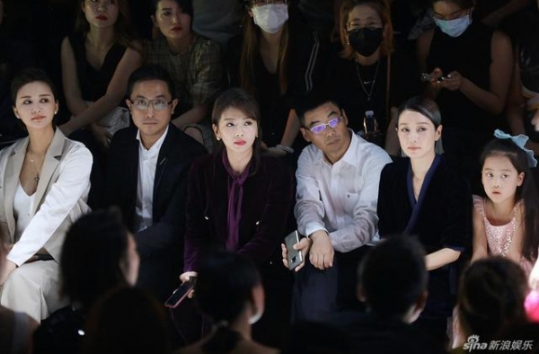 马伊琍与刘涛张歆艺同台看秀 穿丝绒连体裤造型超飒