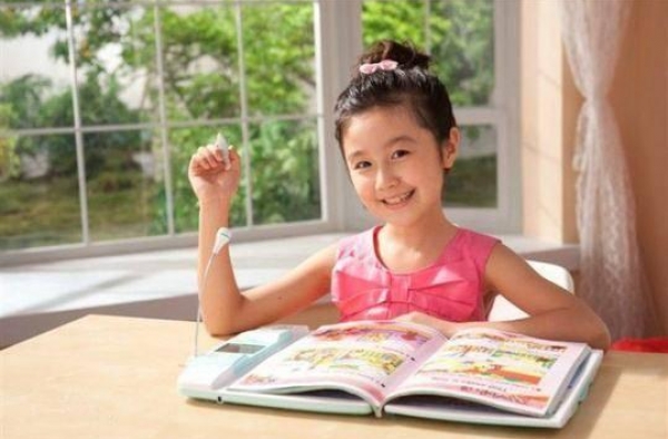 “点读机女孩”近照曝光，与撒贝宁合影，19岁高君雨亭亭玉立