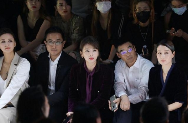 马伊琍生图曝光，瘦成排骨胸让人心疼，手臂粗壮单身妈妈不容易