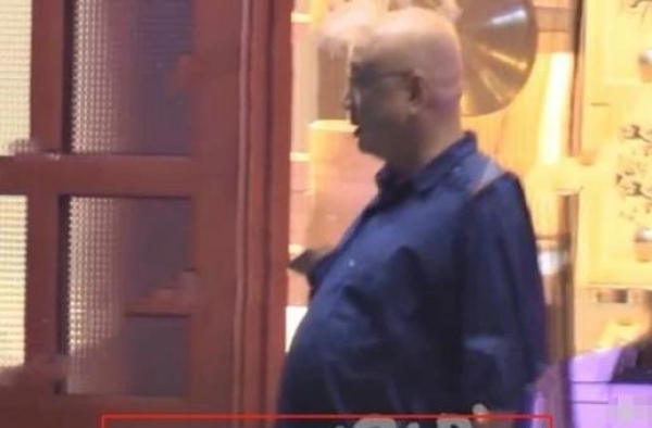 王岳伦之后，徐峥聚餐后带两美女同乘车，啤酒肚大如孕妇