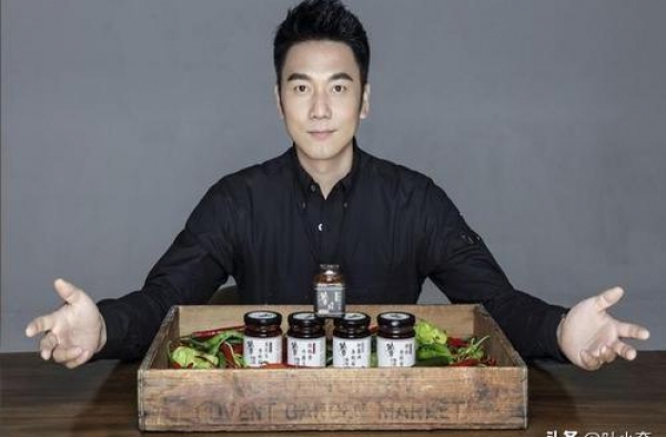 靠做饭结交半个娱乐圈，房子按栋买成周杰伦房东，闷声赚亿万身家