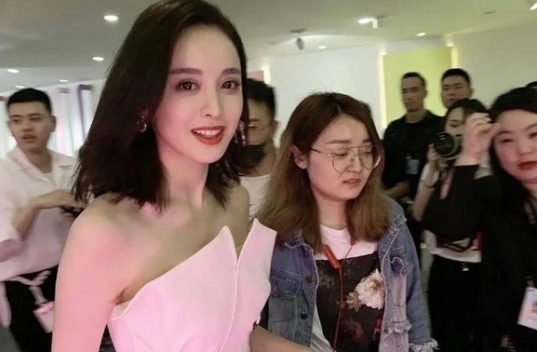 明星和路人合影，看人群中的明星有多闪耀！杨幂吴亦凡对比最明显