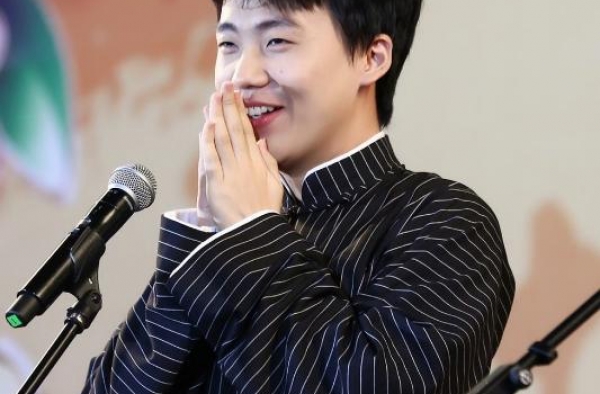郭麒麟拿盘子失败，反应迅速的再找话题，社交能力看呆一旁范丞丞
