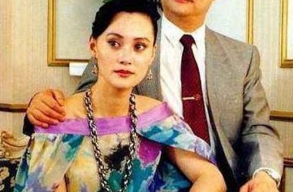 大宋佳和女儿同台比美，腿部浮肿似火腿，但论气质还是宋佳稳赢