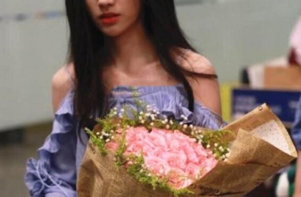 路人镜头下的明星，鞠婧祎瘦弱，虞书欣小胖腿，刘诗诗像仙女