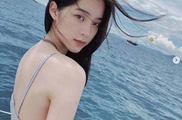 真的长大了！20岁欧阳娜娜首秀性感，穿泳衣海边度假曲线成熟
