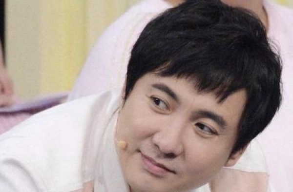 他是唯一一个没有靠山的《欢乐喜剧人》总冠军，现在也开始站队了