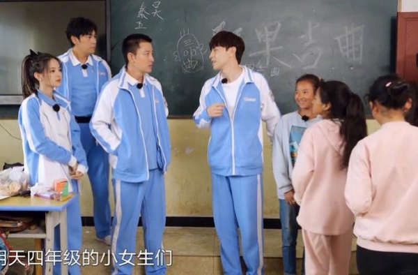本以为综艺都有滤镜，直到与素人同框，才知明星有多白
