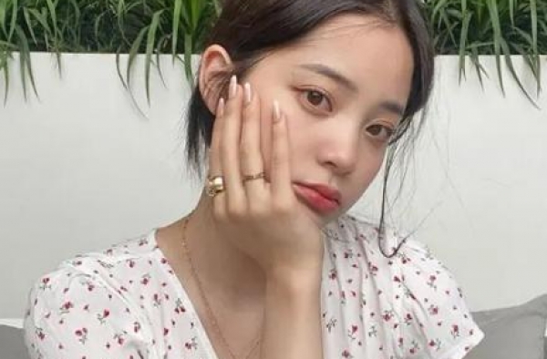 欧阳娜娜晒性感美照，却在酒店穿鞋踩床，被批素质低引争议
