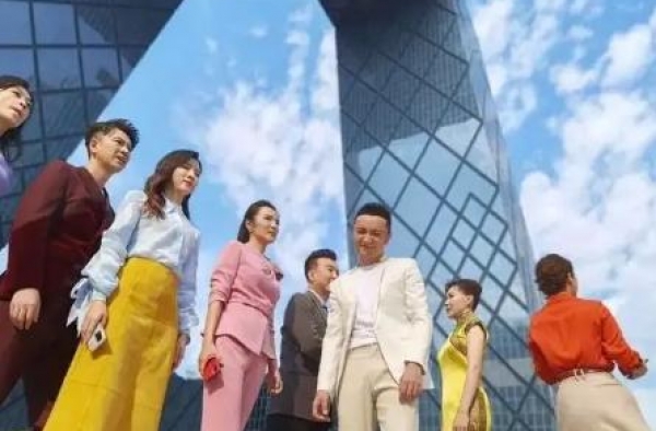他曾因主持频道改版而下岗，和孙俪搭戏再度走红，33岁荣获影帝
