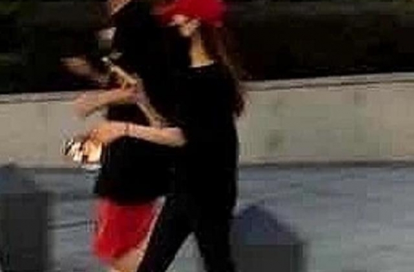 王思聪又获美人！深夜贴心照顾妙龄女，前女友上万奢侈品现千元卖