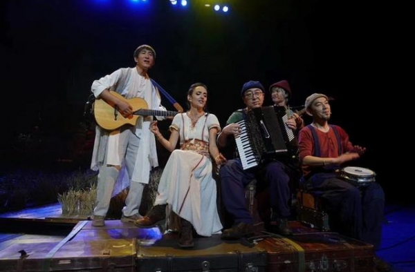 《流浪之歌》上演，“河乐队”因爱重聚