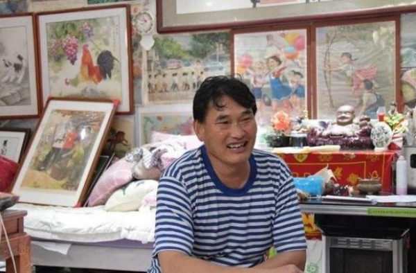 大衣哥农家乐开业，现场一度哄抢失控，＂大衣嫂＂精心打扮罕露面