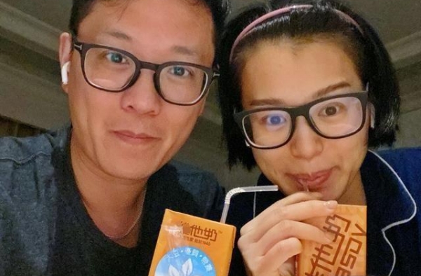 胡杏儿素颜在家与老公低调过七夕 发文自侃共用一张脸