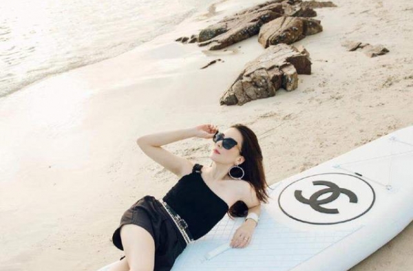 方媛七夕秀魅力，穿吊带衫躺13万冲浪板上凹造型，郭富城都点赞