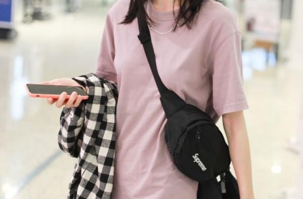 钟楚曦脚踩拖鞋素颜亮相机场，笑容灿烂亲和力十足