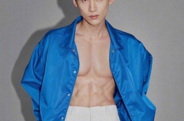 易烊千玺、白敬亭、王一博、谁的腹肌最杀你？网友：最后一个绝了