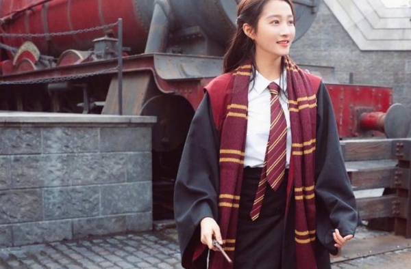 关晓彤被曝延迟毕业？学校毕业留念里没有她，学业事业恐难平衡