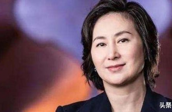 何超琼生日孤孤单单，梁安琪太会来事，让儿女们送上蛋糕和鲜花