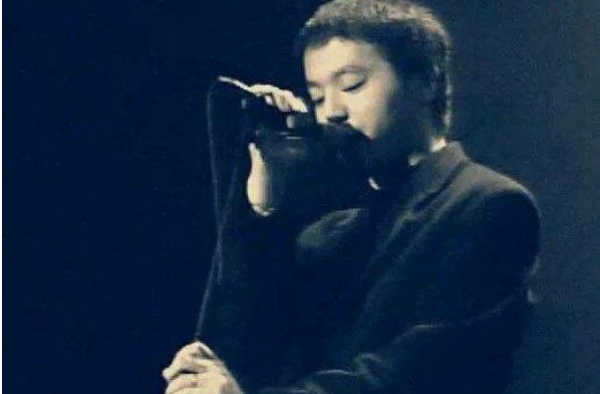 窦唯演出上热搜！别看他现在秃了，他可是让王菲都疯狂的摇滚巨星