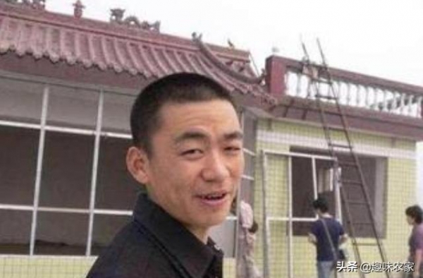 王宝强乡下豪宅成空宅，绿色大门被恶意刻字，上面的内容太欺负人