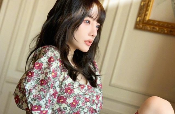 李小璐为证明不是“整容脸”，直接卸掉全脸妆容，皮肤比女儿还嫩
