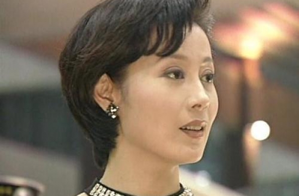 她挤走原配嫁导演，结婚19年无儿无女被抛弃，今65岁孤单一人