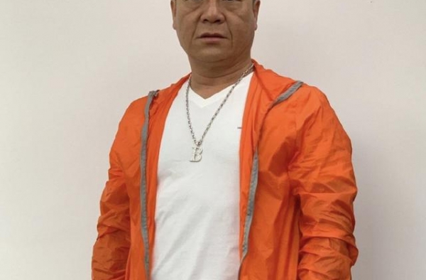 66岁吴志雄转战内地开餐厅，亲自招呼客人，江湖气无存越发随和