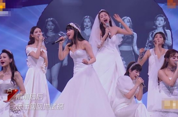 姐姐们挑战婚纱“怼脸拍”伊能静张雨绮勉强扛住，不起眼的她赢了