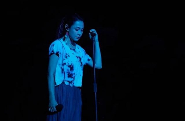 92岁老父突然仙逝！著名女星忍痛坚持演出：期间一度咽哽落泪